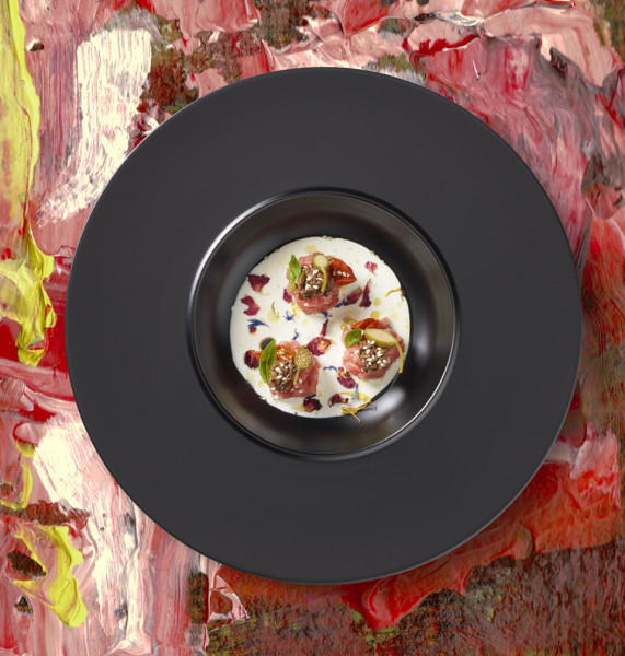 TARTARE DI MANZO CON VELLUTATA DI BUFALA, TAPENADE DI OLIVE LECCINO, POMODORINI DORATI E FRUTTI DEL CAPPERO