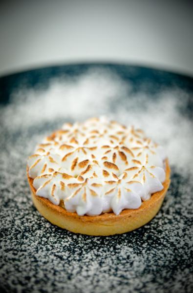 ZITRONEN-TARTELETTE MIT GEBRÄUNTEM BAISER