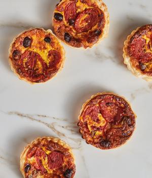 Tartelettes aux anchois, rondelles de tomate et olives