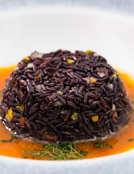 Black rice timbale on Èbisquedicrostacei (shellfish bisque)