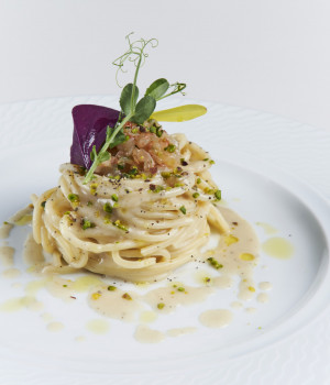 TONNARELLI ÈCACIOEPEPE WITH CHOPPED  PISTACHIOS AND PRAWN TARTARE