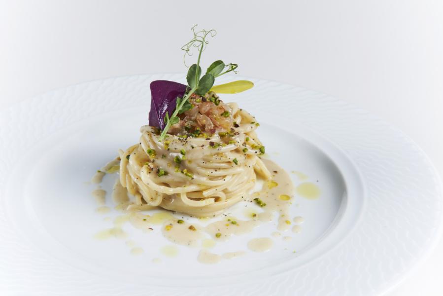 TONNARELLI ÈCACIOEPEPE CON PISTACHOS  TRITURADOS Y TARTAR DE GAMBAS