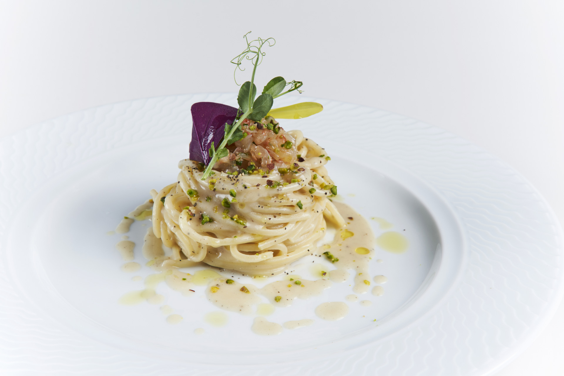 TONNARELLI ÈCACIOEPEPE CON PISTACHOS  TRITURADOS Y TARTAR DE GAMBAS