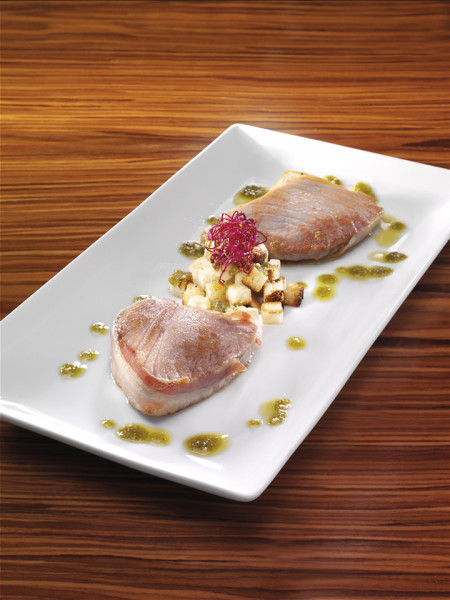 TONNO IN CAMICIA DI  PANCETTA CON SALSA DI  SENAPE E PANE CROCCANTE