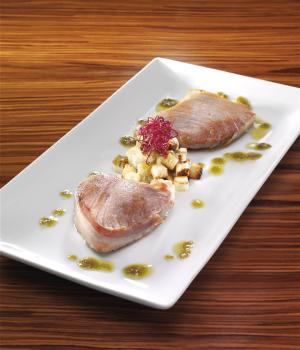 TONNO IN CAMICIA DI  PANCETTA CON SALSA DI  SENAPE E PANE CROCCANTE