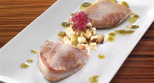 TONNO IN CAMICIA DI  PANCETTA CON SALSA DI  SENAPE E PANE CROCCANTE