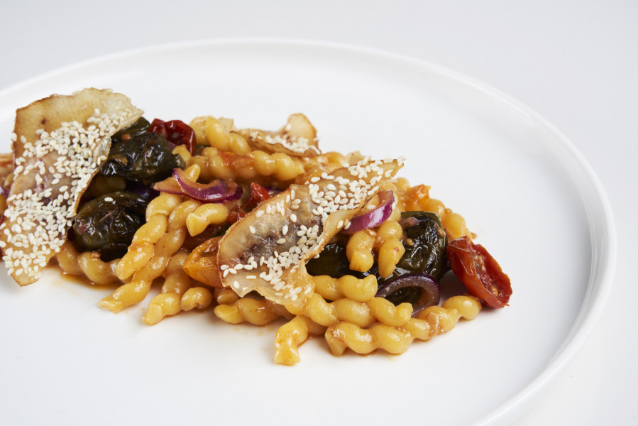 TORCHIETTI CON PESCE SPADA AFFUMICATO, PEPERONI A CORNETTO E POMODORI