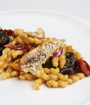 TORCHIETTI CON PESCE SPADA AFFUMICATO, PEPERONI A CORNETTO E POMODORI