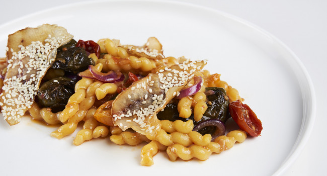 TORCHIETTI CON PESCE SPADA AFFUMICATO, PEPERONI A CORNETTO E POMODORI