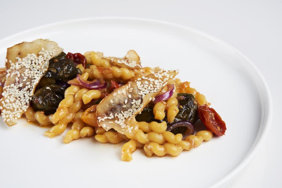 TORCHIETTI MIT GERÄUCHERTEM SCHWERTFISCH,  BULLHORN-PAPRIKA UND TOMATEN