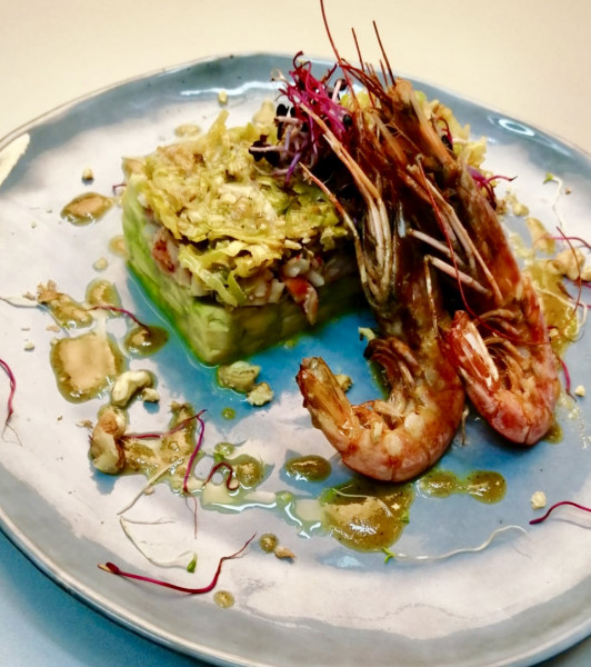 Torretta di avocado, gamberetti e porro con salsa di noci