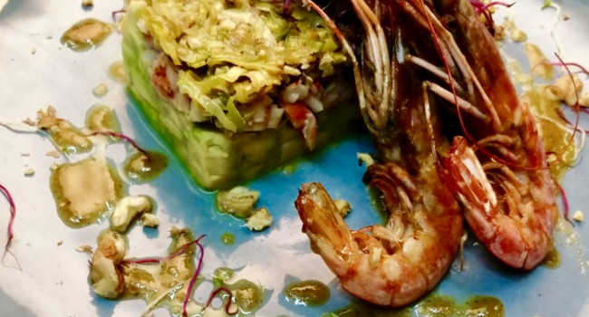 Torretta di avocado, gamberetti e porro con salsa di noci
