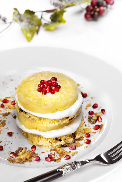 Torretta di panettone con semifreddo al torroncino, ananas e melograno