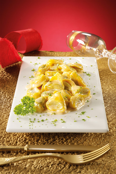 Tortelli ai carciofi su vellutata di scamorza