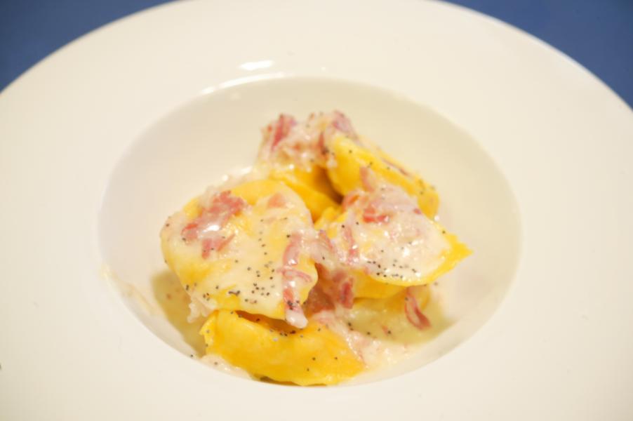 TORTELLONI AL PESTO DI CANAPA CON FONDUTA DI FORMAGGIO E PANCETTA