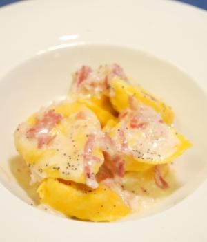 TORTELLONI AL PESTO DI CANAPA CON FONDUTA DI FORMAGGIO E PANCETTA