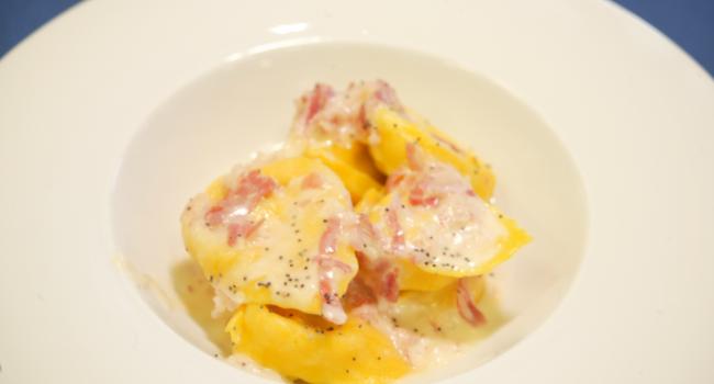 TORTELLONI AL PESTO DI CANAPA CON FONDUTA DI FORMAGGIO E PANCETTA