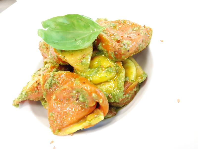 BUNTE TORTELLONI GEFÜLLT MIT PECORINO UND KARTOFFELN MIT BASILIKUMGERUCH