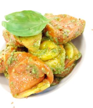 BUNTE TORTELLONI GEFÜLLT MIT PECORINO UND KARTOFFELN MIT BASILIKUMGERUCH