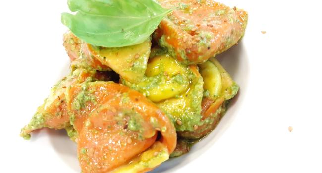 BUNTE TORTELLONI GEFÜLLT MIT PECORINO UND KARTOFFELN MIT BASILIKUMGERUCH