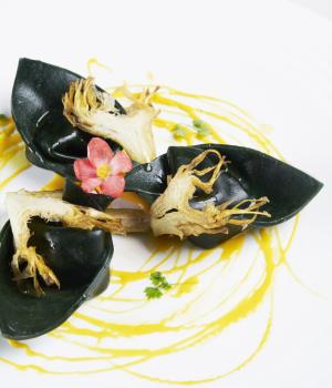 CHLOROPHYLL-TORTELLONI MIT ARTISCHOCKEN,  ZIEGENKÄSE UND SAFRANSAUCE