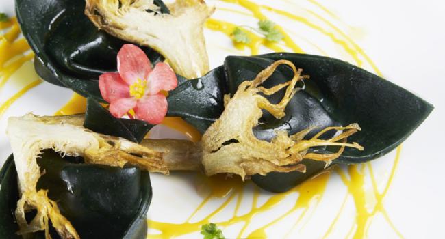 CHLOROPHYLL-TORTELLONI MIT ARTISCHOCKEN,  ZIEGENKÄSE UND SAFRANSAUCE