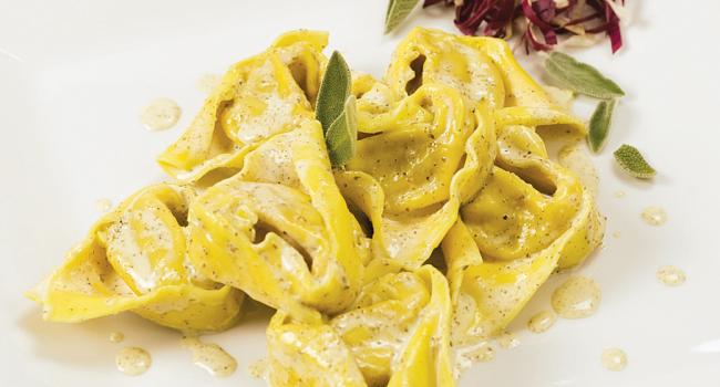 Ricotta-Spinat-Tortelloni mit Salbeicreme