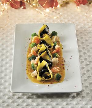 BUNTE TORTELLONI IN GELBER DATTELTOMATENSAUCE