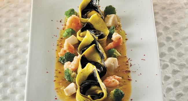 BUNTE TORTELLONI IN GELBER DATTELTOMATENSAUCE