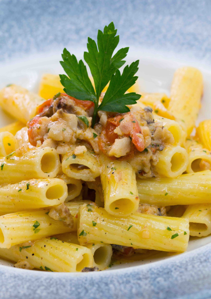 TORTIGLIONI CON SCORFANO E DATTERINI