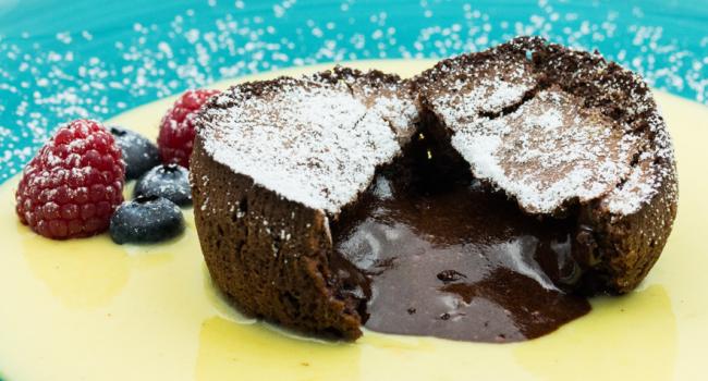 Kakao-Herz-Törtchen auf Vanillesauce