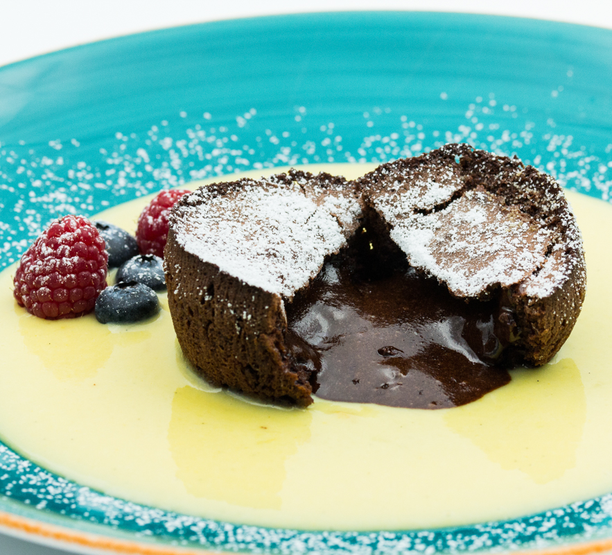 Tortino cuore di cacao su crema inglese