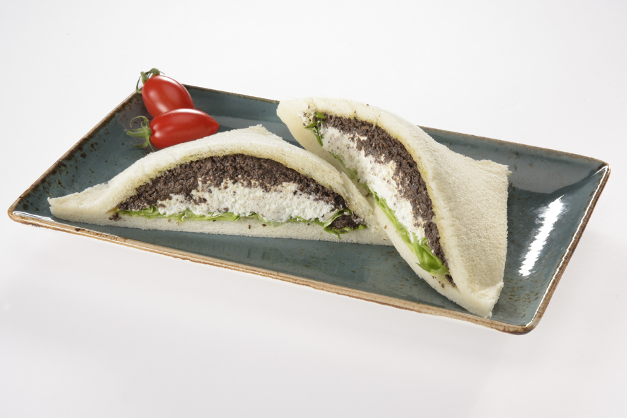 TRAMEZZINI MIT OLIVENCREME UND KÄSE