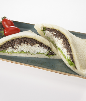 TRAMEZZINI MIT OLIVENCREME UND KÄSE