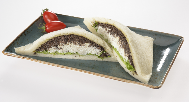 TRAMEZZINI MIT OLIVENCREME UND KÄSE