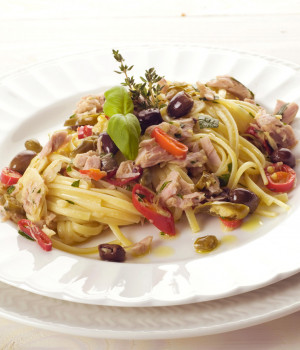 Linguine with Spicy Tuna, Capers and olives
