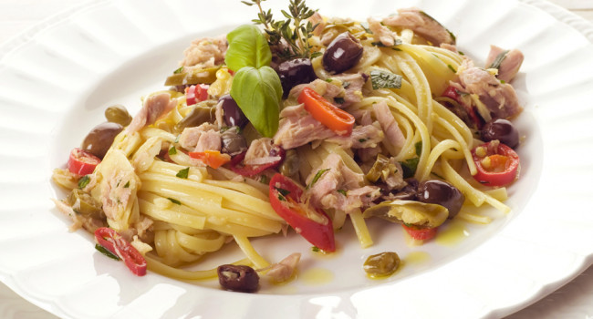 Linguine with Spicy Tuna, Capers and olives