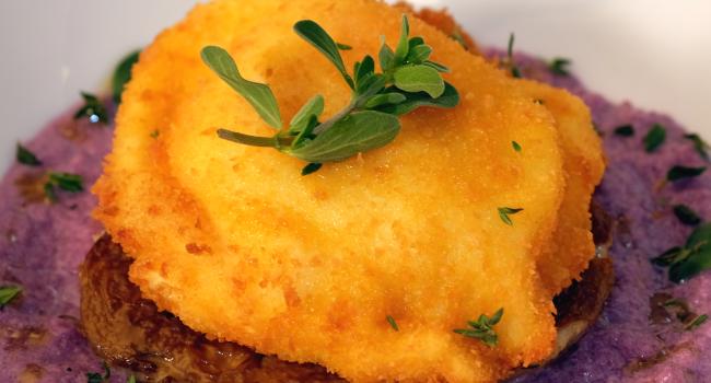 Œufs croustillants, velouté de chou rouge et cèpes