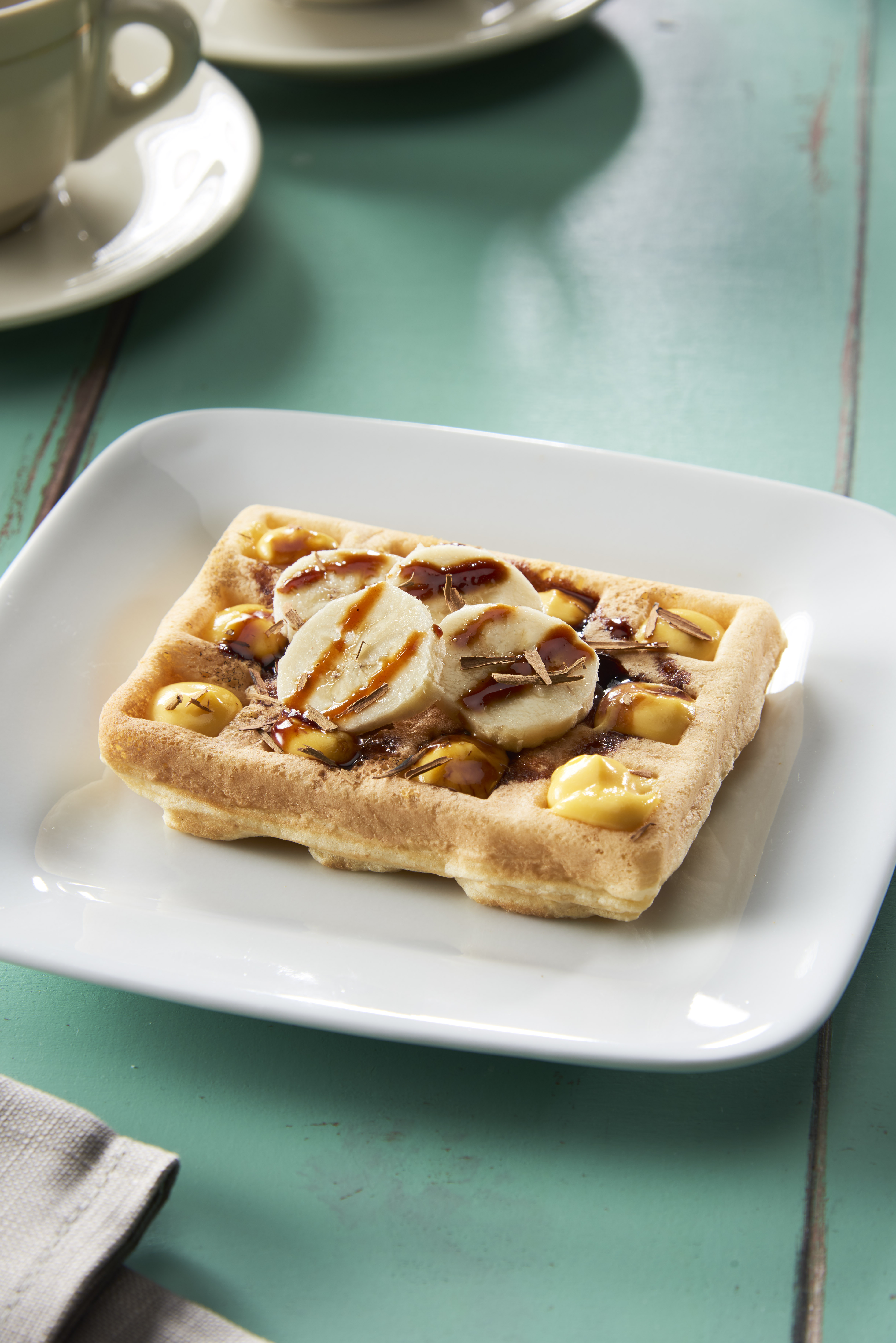 WAFFLE CON CATALANA, BANANE CARAMELLATE E CANNELLA
