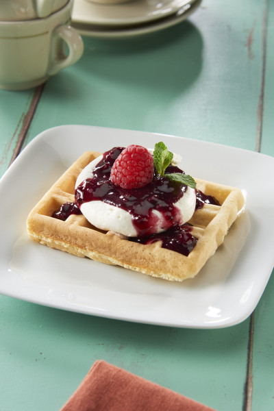WAFFLE CON CHEESECAKE, FRUTTI DI BOSCO E MENTA