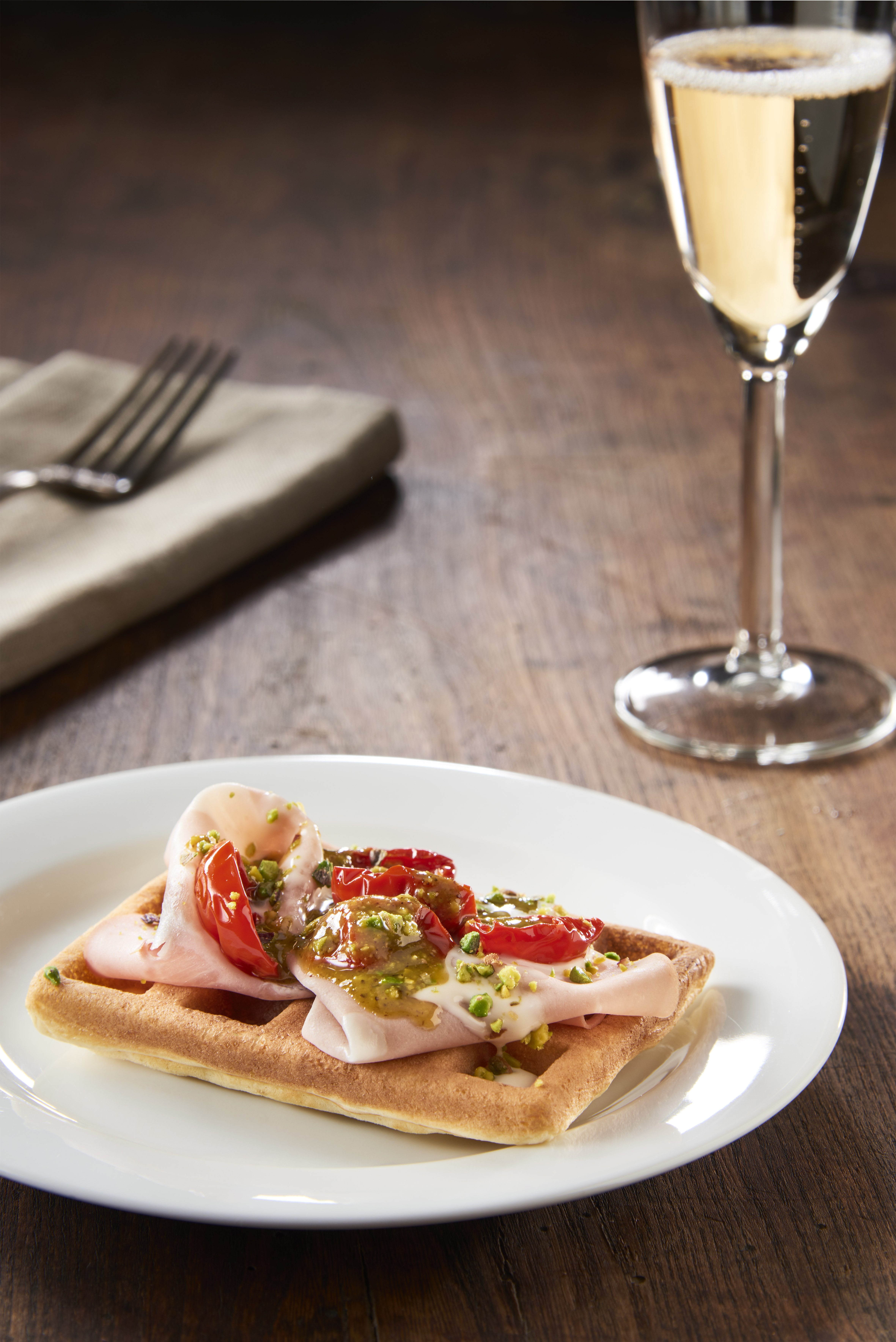 WAFFLE CON SALSA DI PISTACCHI, MORTADELLA E POMODORI DORATI