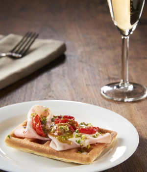 WAFFEL MIT PISTAZIENSAUCE, MORTADELLA UND DORATI‑TOMATEN