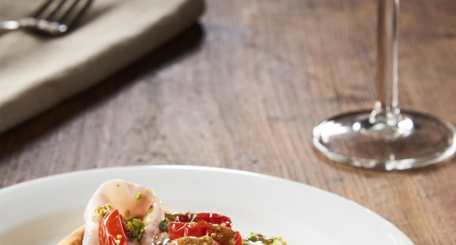 WAFFEL MIT PISTAZIENSAUCE, MORTADELLA UND DORATI‑TOMATEN