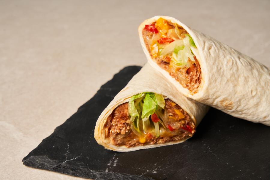 Wrap con pulled turkey, formaggio bruschetta...mia e spadellata di peperoni e cipolla