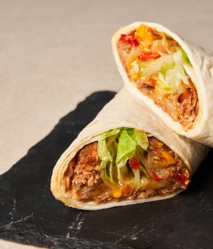 Wrap con pulled turkey, formaggio bruschetta...mia e spadellata di peperoni e cipolla