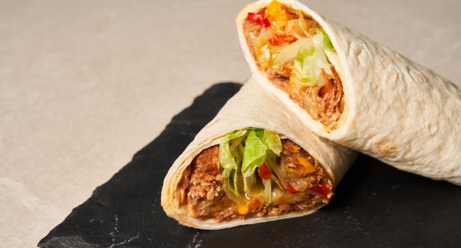 Wrap con pulled turkey, formaggio bruschetta...mia e spadellata di peperoni e cipolla